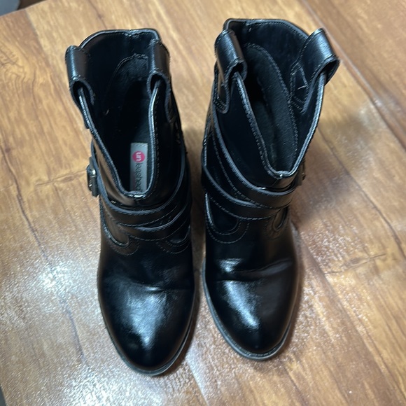 Rocket Dog Unleashed Women 7.5 Black Heel Pull On Strap Around Ankle Boots - Picture 3 of 10